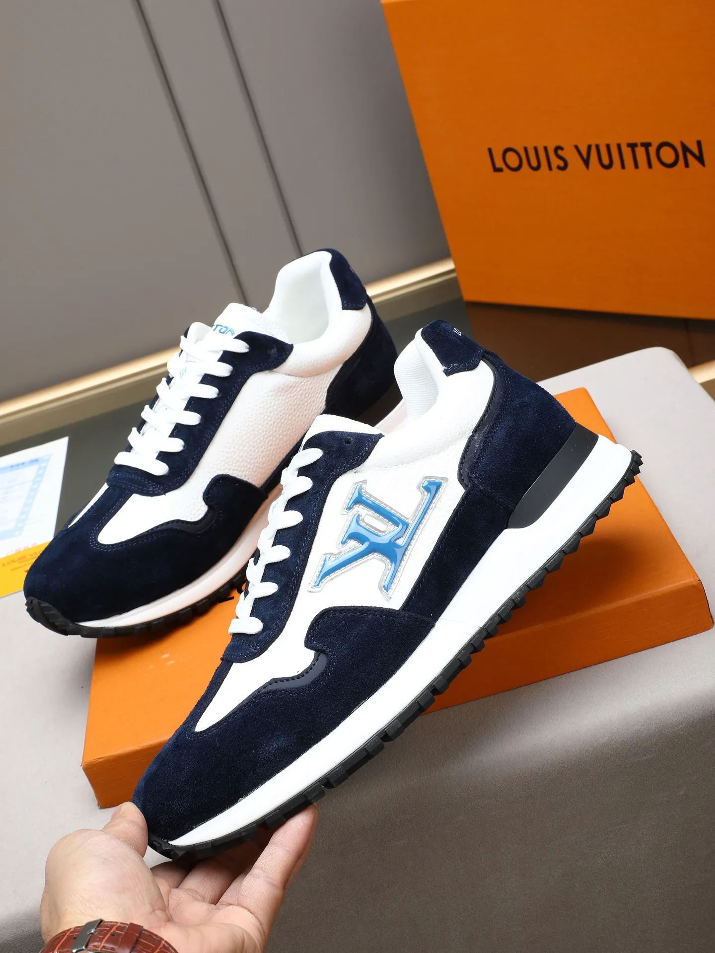 PP600 Louis Vuitton LV Run Men's Sports Shoes LV Run men's sports shoes are made of cowhide leather, low-key and luxurious. The tongue and heel are embellished with classic logos, giving it a full sense of hierarchy. The rubber sole has strong grip and wear resistance, suitable for daily wear or light sports scenes, and has a full sense of quality🎬size: 39-44 (customized at 38.45.46)